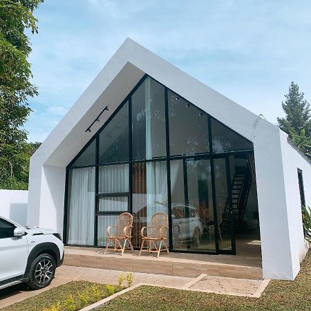 Casa De Gaudi Lembang Villa Esterno foto