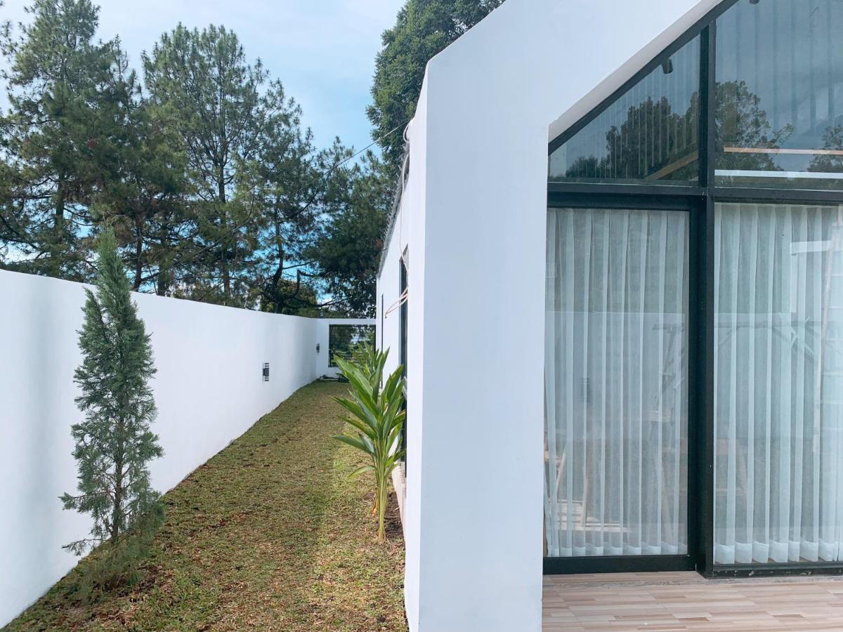 Casa De Gaudi Lembang Villa Esterno foto