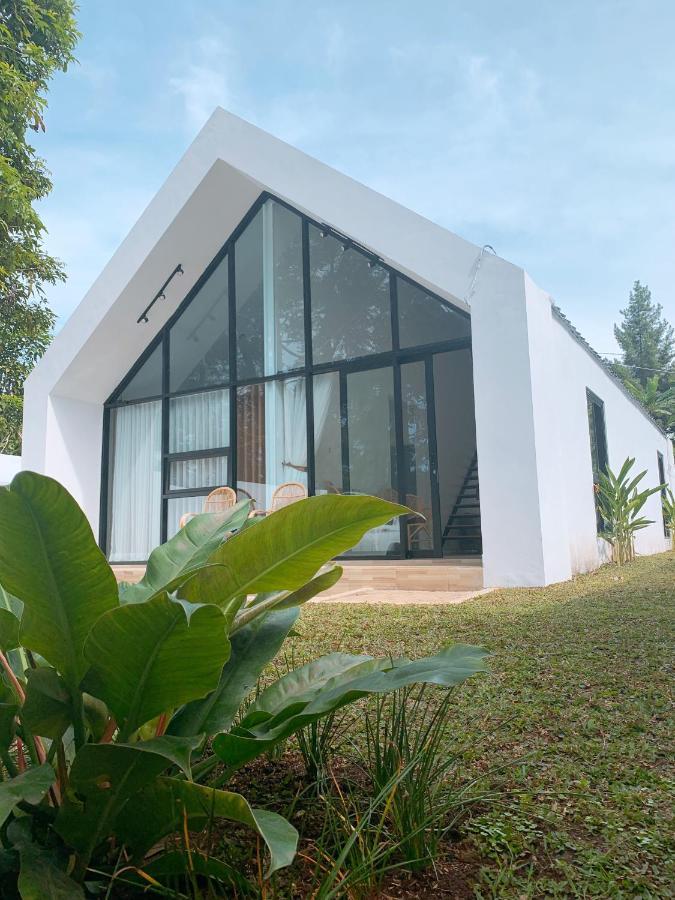 Casa De Gaudi Lembang Villa Esterno foto