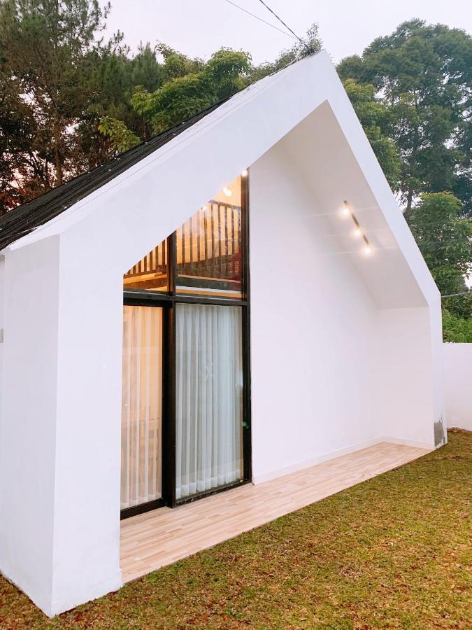 Casa De Gaudi Lembang Villa Esterno foto